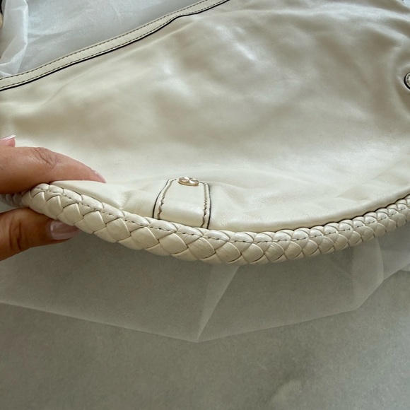 Gucci Off-White Leather Shoulder Bag with Gold Accents - Picture 4 of 11